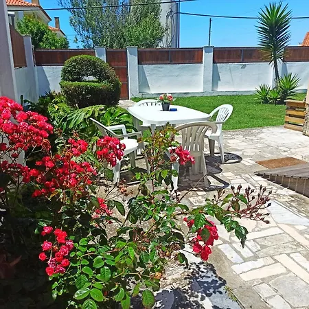 House With Garden Сasa de vacaciones *