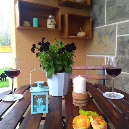 Сasa de vacaciones House With Garden